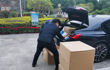 我的口罩送给你。